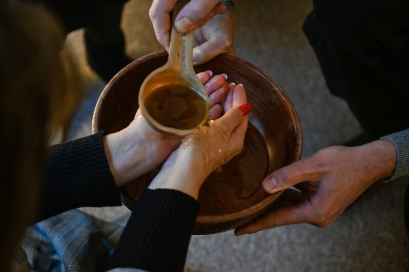 Participatory performance with Côme Ledésert and Nadine Wanono. At Institut für Alles Mögliche, Berlin, 2025. Photo: Paula G. Vidal