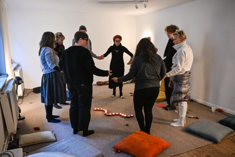 Participatory performance with Côme Ledésert and Nadine Wanono. At Institut für Alles Mögliche, Berlin, 2025. Photo: Paula G. Vidal