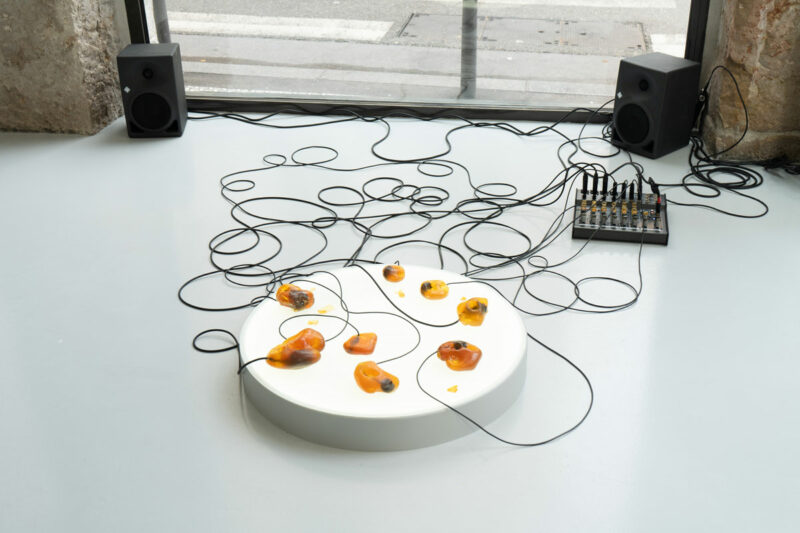 Julie Escoffier, entières même brisées, elles sont le feu et l’eau dans la même transparence immortelle, exhibition le geste du commun